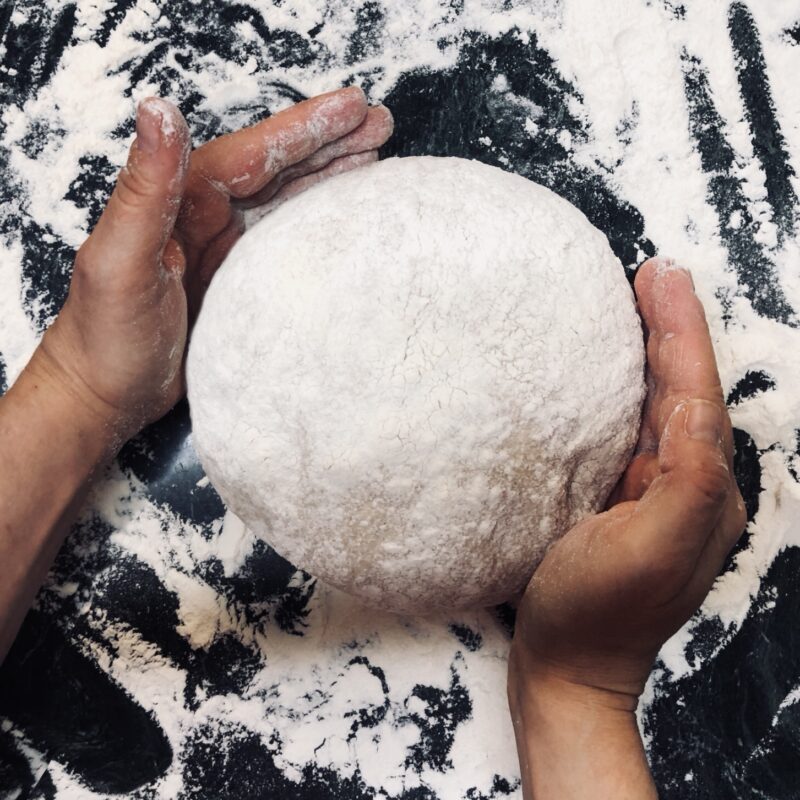 Boleado de la masa después de formar y antes de la fermentación final.